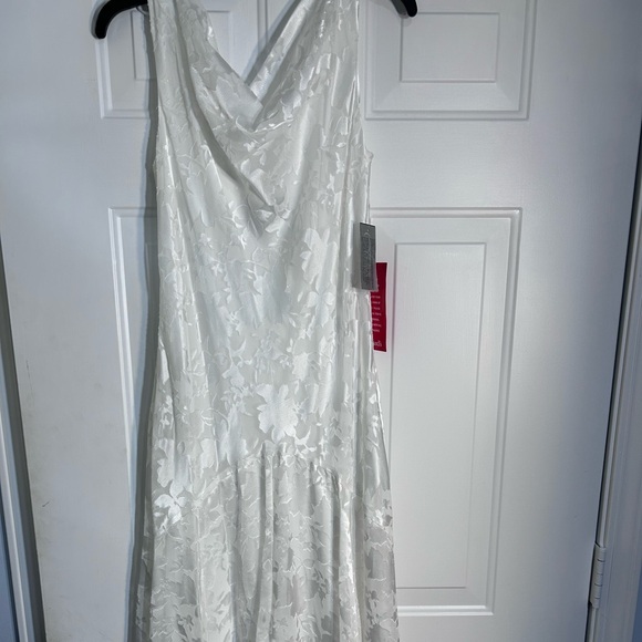 NWT Ladies size 4 -evening dress, party dress, wedding dress etc. Alex evening - Picture 10 of 11